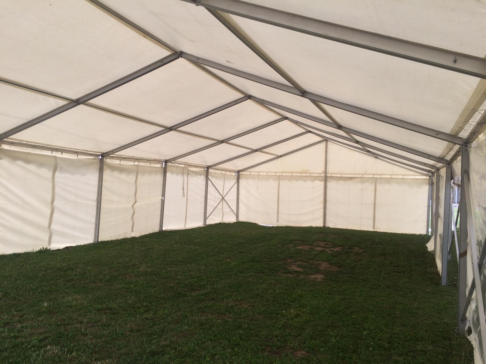 Rangée de chapiteaux blancs installés pour un événement