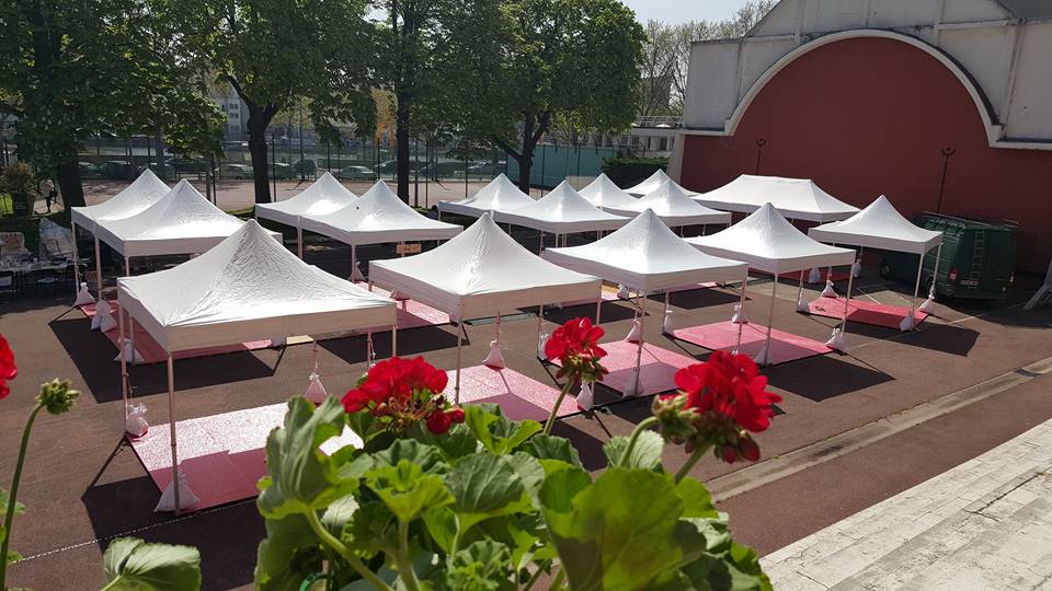 Espace de réception aménagé en extérieur