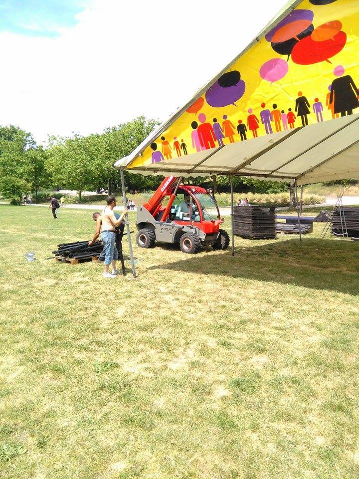 Montage d’une installation événementielle en extérieur