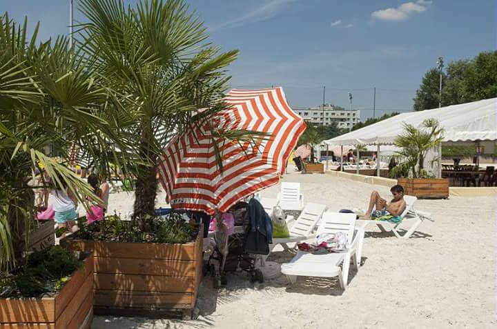 Espace de réception extérieur avec tentes et mobilier