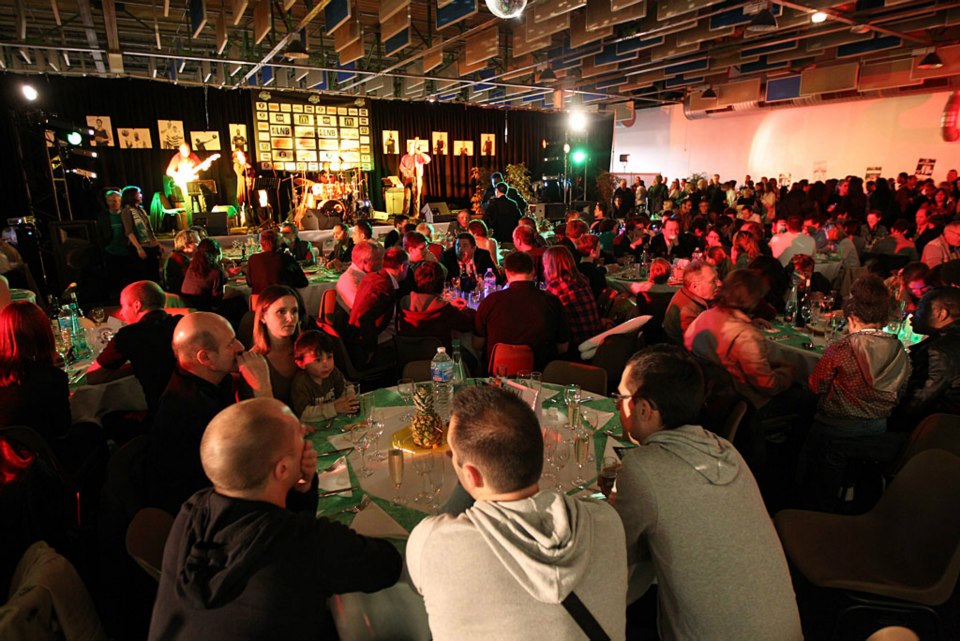 Soirée événementielle avec public et scène