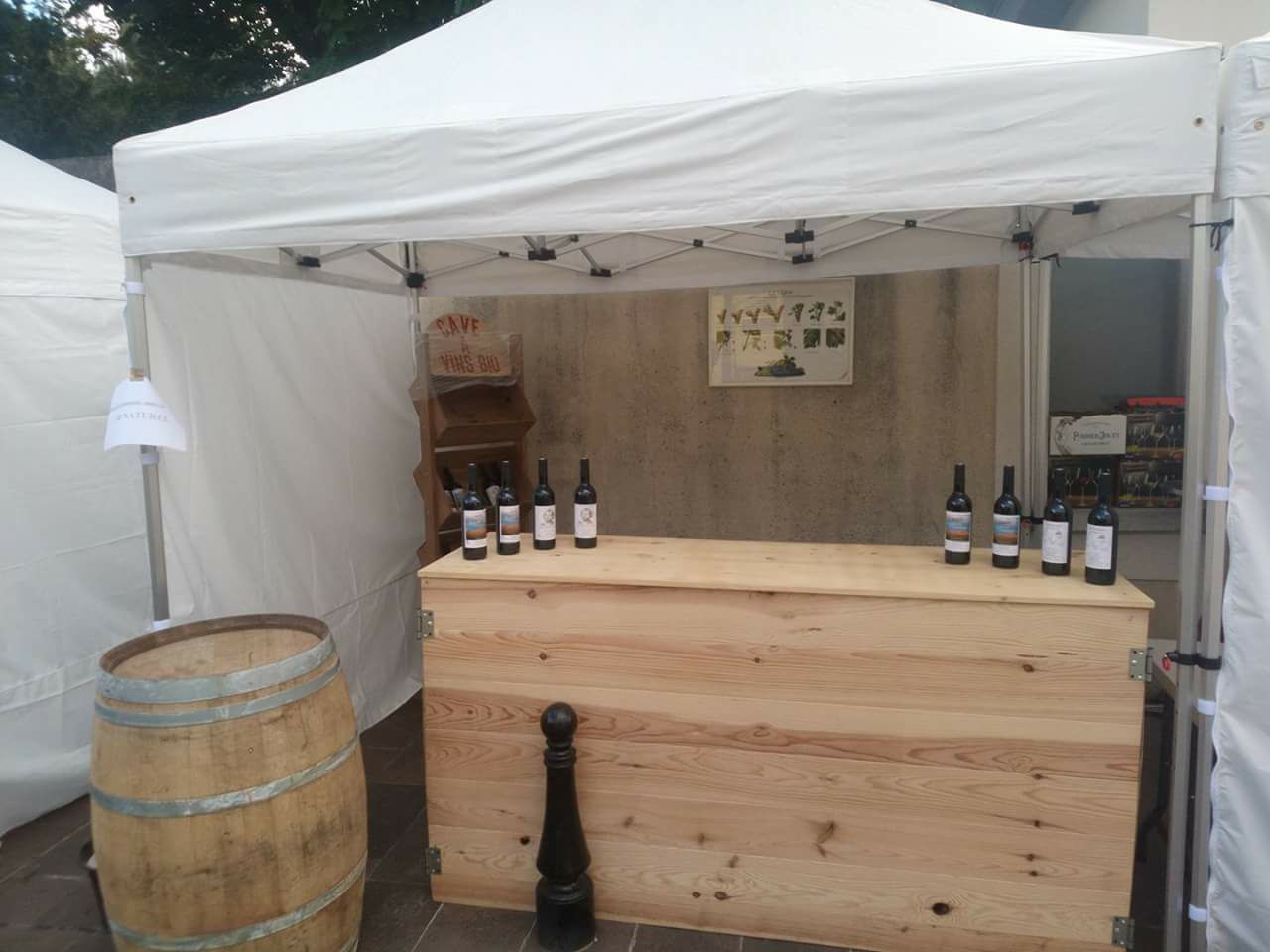 Stand de dégustation installé sous une tente